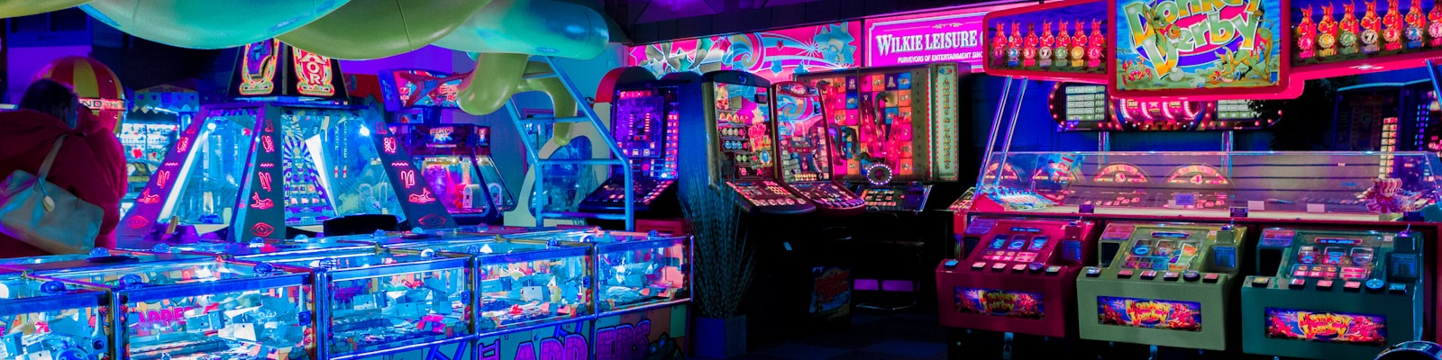 电竞比赛现场，选手在聚光灯下专注操作