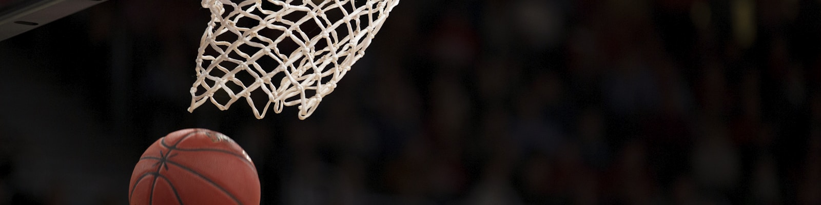 足球比赛精彩瞬间，球员在绿茵场上激烈拼抢