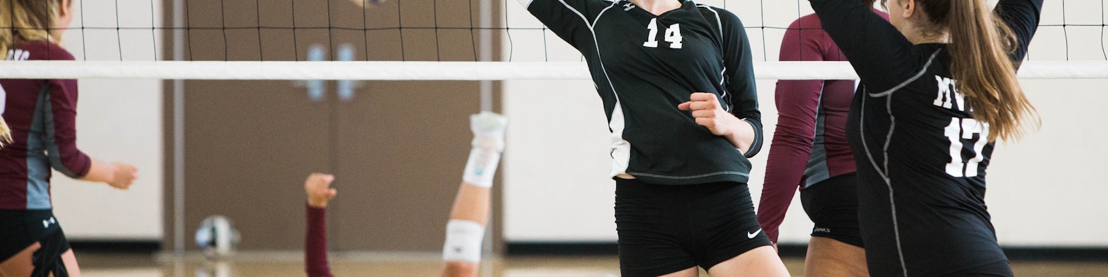 篮球比赛扣篮特写，球员在空中展现力量与技巧