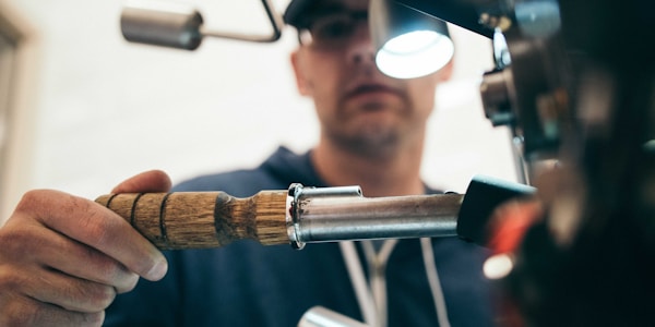 熊猫吉祥物在篮球场边与小朋友互动